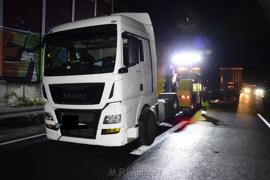 LKW Verfolgung A 3 Rich Oberhausen gestellt mit Nagelbrett Hoehe AS Koeln Dellbrueck P55.JPG - Miklos Laubert